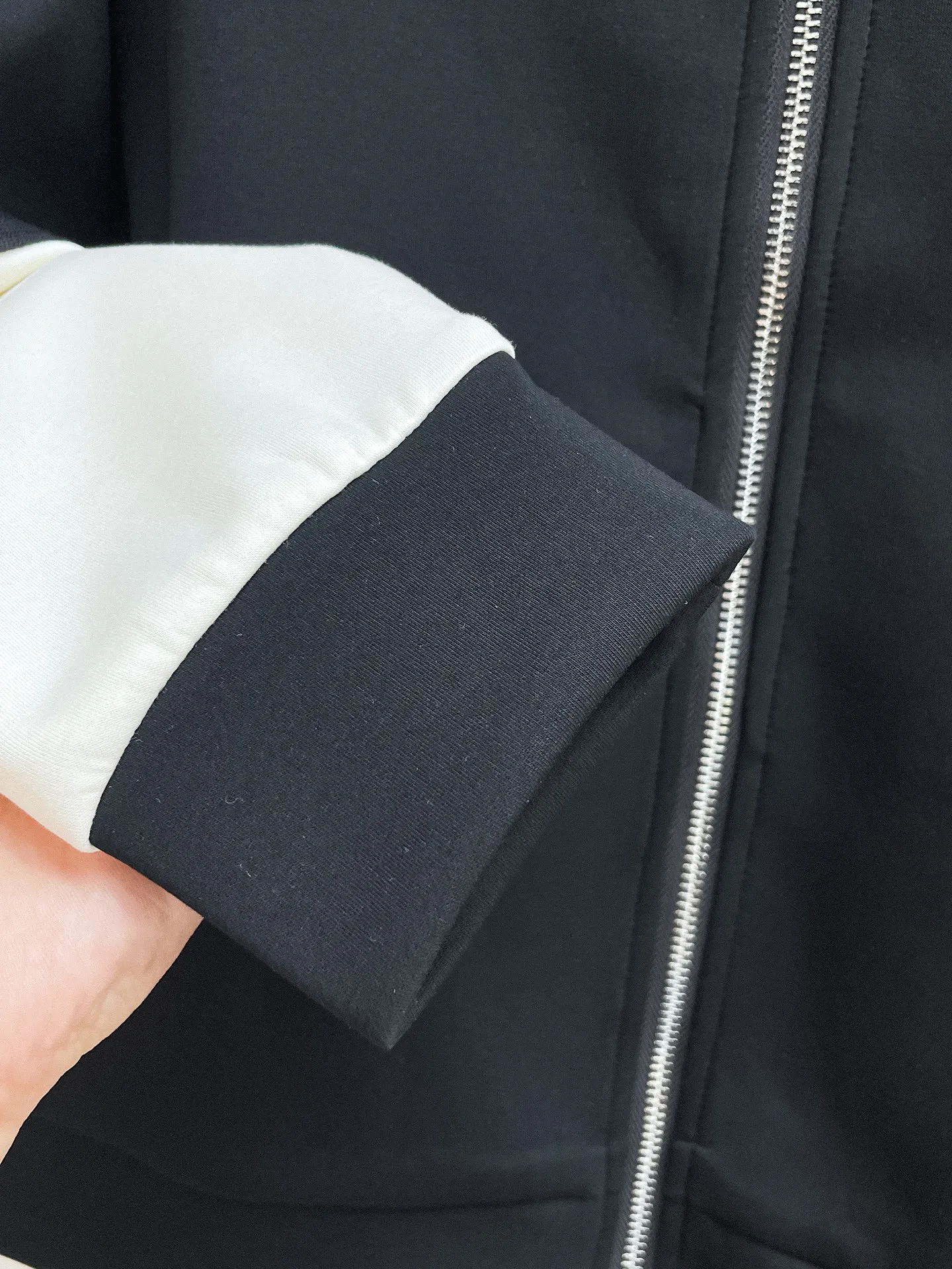 Balenciaga 2026 New Arrival counter Same Style casual suit, Breathable, comfortable and casual! Full of high-end feel! The details are exquisite and high-end, and the workmanship is impeccable! The original Premium fabric is very high-end! The fabric is crisp and anti-wrinkle Wear-Resistant, warm, neat and stylish. Everyone must buy a set this autumn and winter. They must look cool and cool when wearing them. We especially recommend Sizes M-3XL